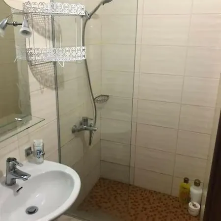 Ample Comfort In Quiet Area Apartment *